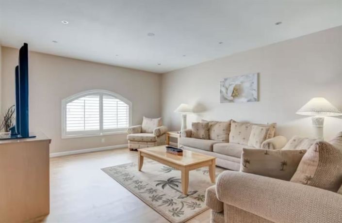Image No.7-5 Bed House for sale