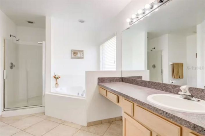 Image No.8-5 Bed House for sale