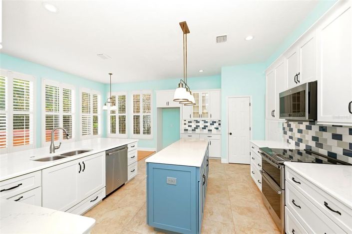 Image No.8-6 Bed House for sale