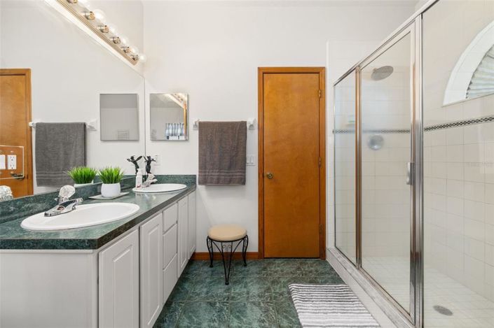 Image No.12-3 Bed House for sale