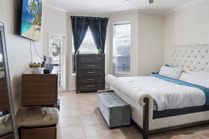 Image No.18-5 Bed House for sale
