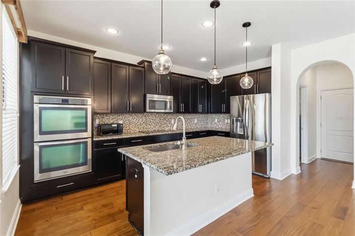 Image No.8-5 Bed House for sale