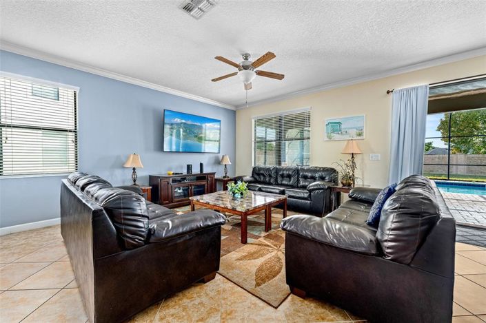 Image No.8-8 Bed House for sale