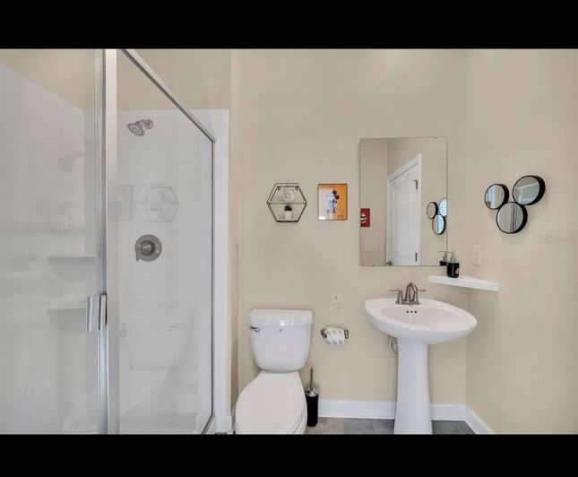 Image No.8-6 Bed House for sale