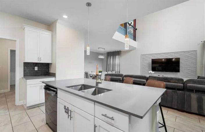 Image No.8-5 Bed House for sale