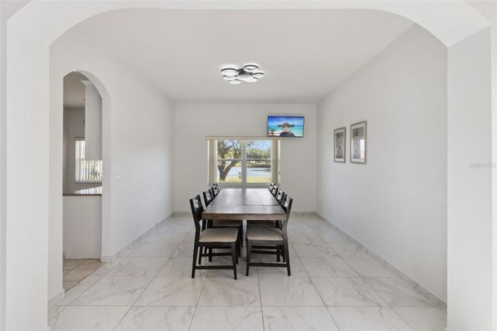 Image No.8-5 Bed House for sale