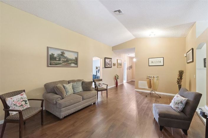 Image No.2-4 Bed House for sale