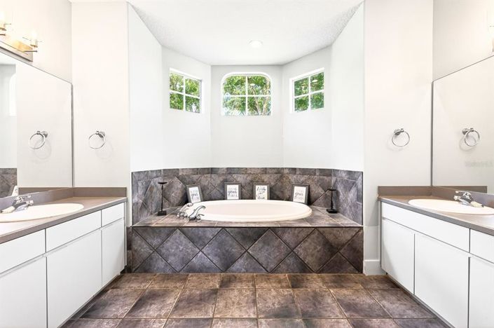 Image No.17-4 Bed House for sale