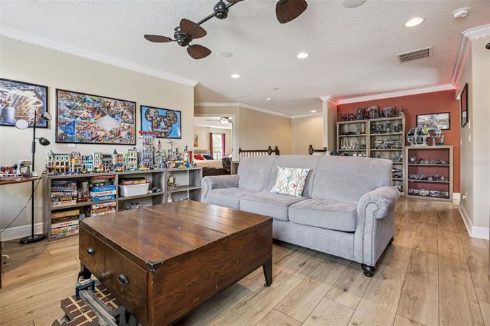 Image No.18-5 Bed House for sale