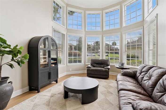 Image No.6-5 Bed House for sale