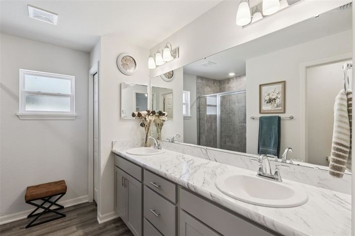 Image No.11-3 Bed House for sale