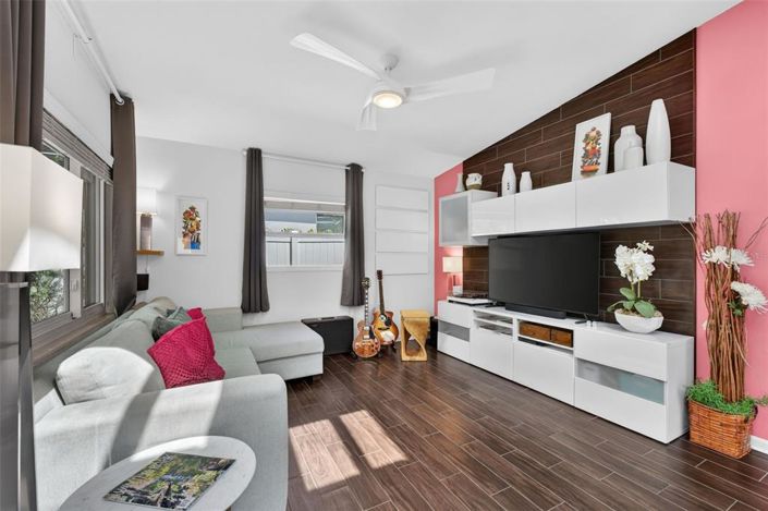 Image No.10-3 Bed House for sale