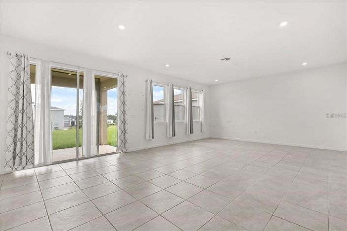 Image No.8-5 Bed House for sale