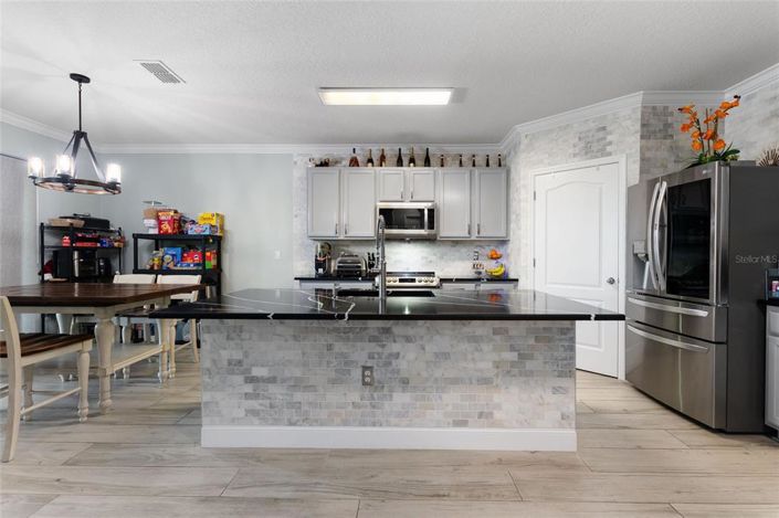 Image No.8-5 Bed House for sale