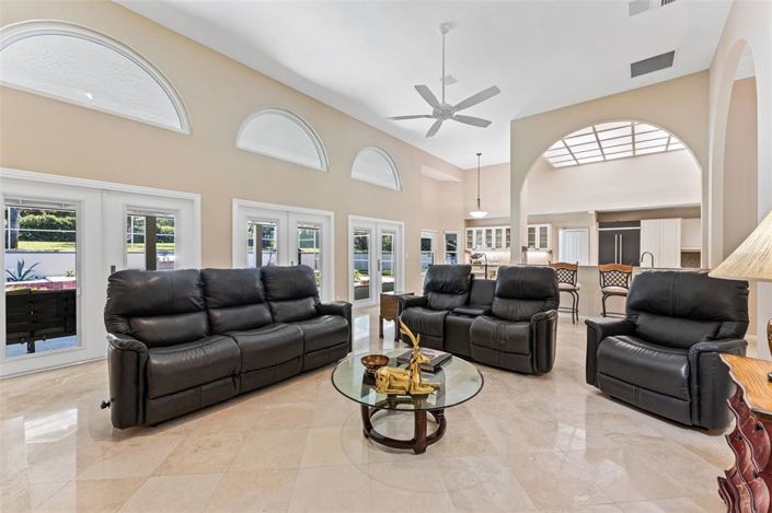 Image No.17-5 Bed House for sale