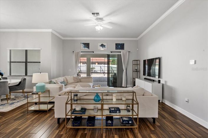 Image No.8-5 Bed House for sale
