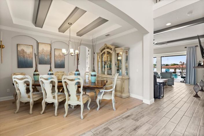 Image No.6-6 Bed House for sale