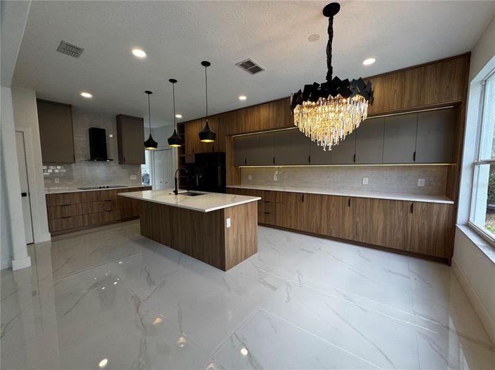 Image No.6-5 Bed House for sale