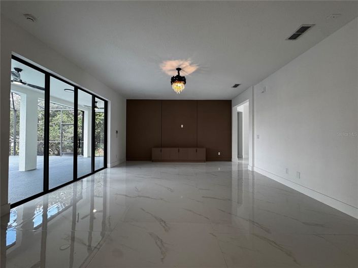 Image No.8-5 Bed House for sale