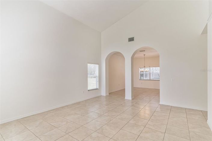 Image No.8-5 Bed House for sale
