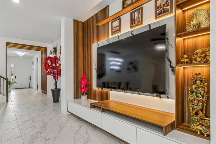 Image No.2-6 Bed House for sale