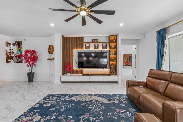 Image No.6-6 Bed House for sale