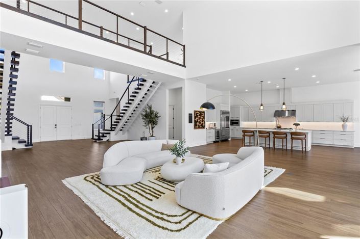 Image No.8-5 Bed House for sale