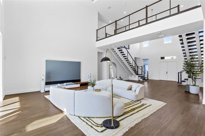 Image No.9-5 Bed House for sale