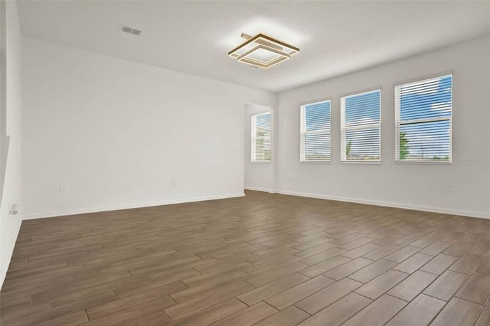 Image No.11-5 Bed House for sale