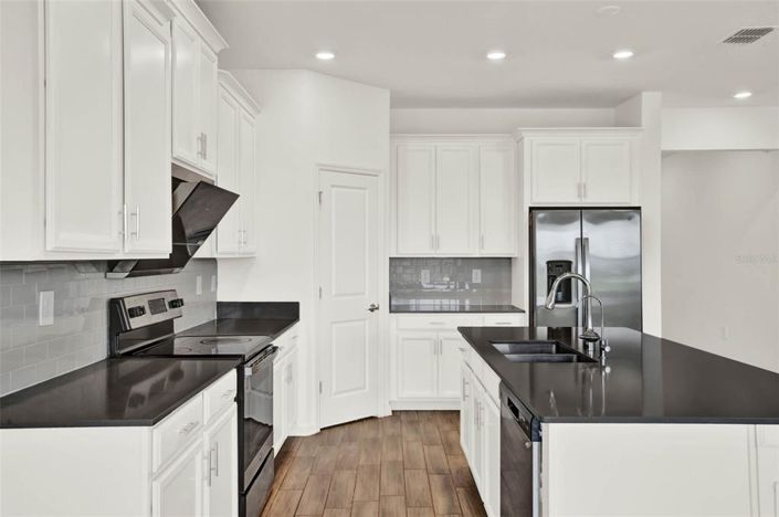 Image No.8-5 Bed House for sale