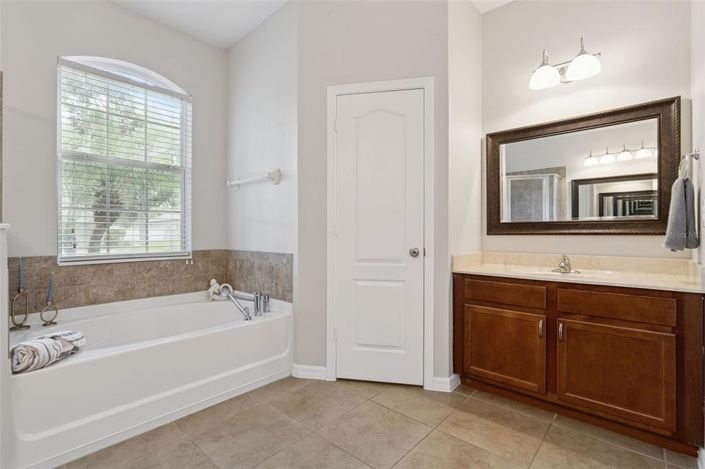 Image No.24-4 Bed House for sale