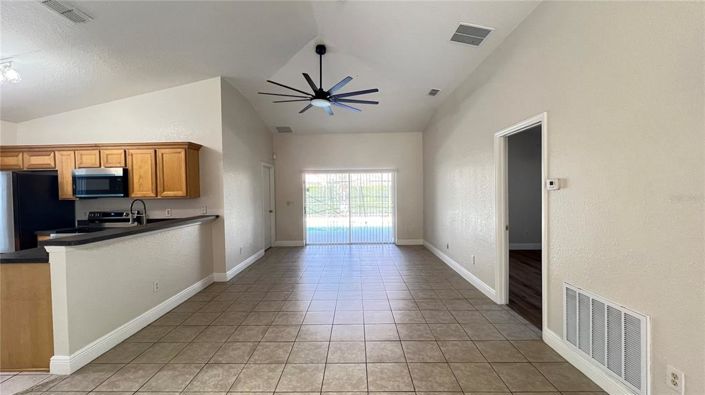 Image No.8-5 Bed House for sale