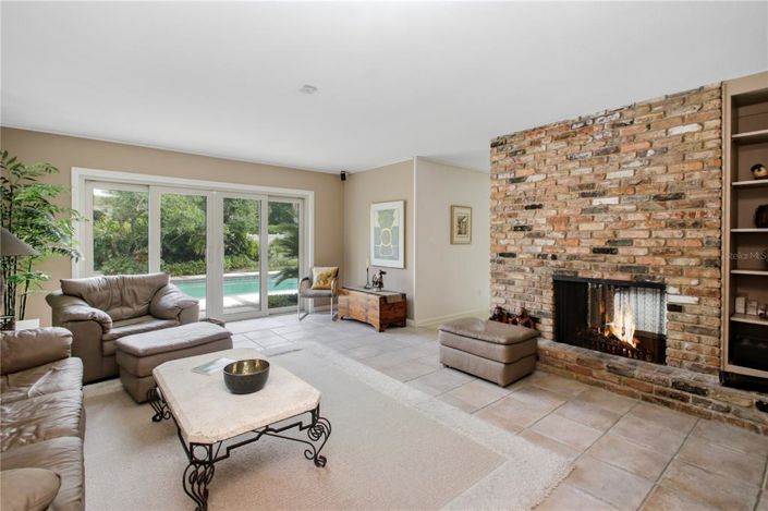 Image No.11-3 Bed House for sale