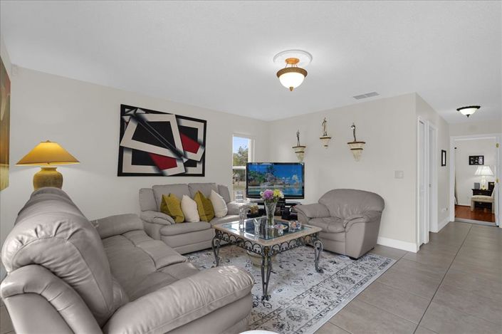 Image No.8-3 Bed House for sale