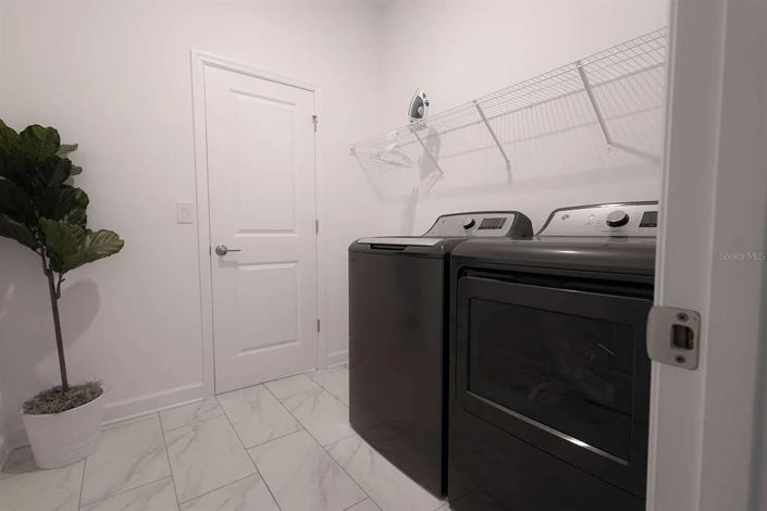 Image No.8-5 Bed House for sale