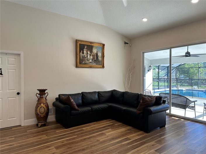 Image No.27-4 Bed House for sale