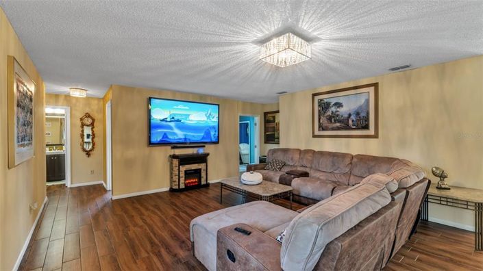 Image No.6-4 Bed House for sale