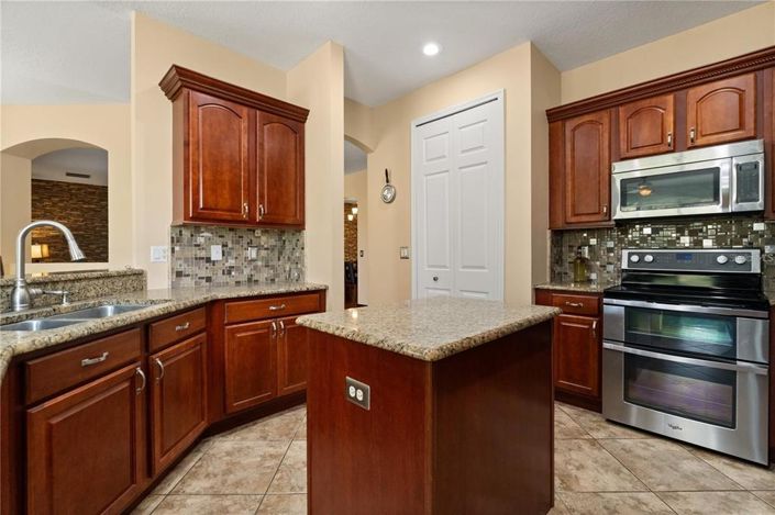 Image No.8-6 Bed House for sale