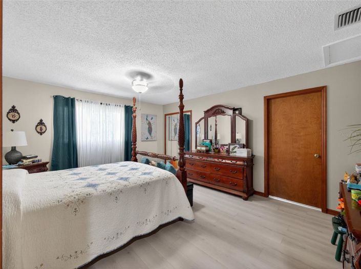 Image No.26-4 Bed House for sale