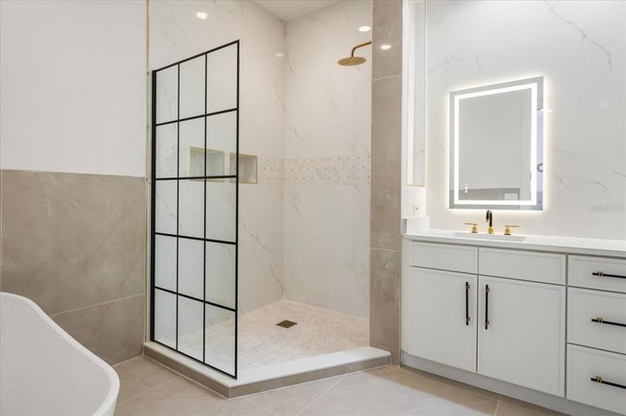 Image No.17-6 Bed Townhouse for sale