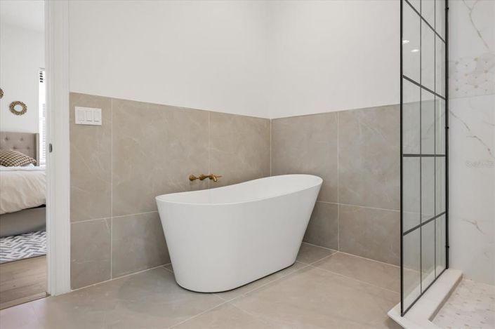 Image No.18-6 Bed Townhouse for sale