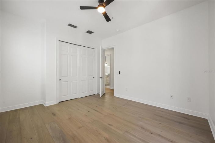 Image No.20-6 Bed Townhouse for sale
