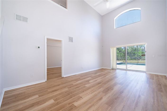 Image No.8-5 Bed House for sale