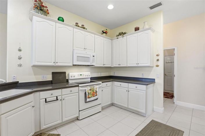 Image No.10-3 Bed House for sale