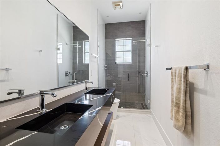 Image No.28-5 Bed House for sale