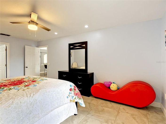 Image No.25-4 Bed House for sale
