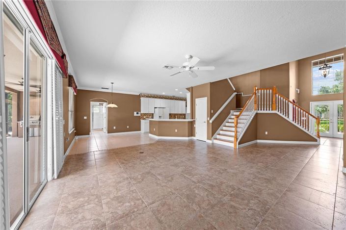 Image No.8-5 Bed House for sale