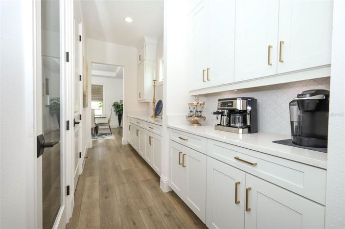 Image No.8-5 Bed House for sale