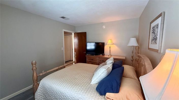 Image No.9-2 Bed Townhouse for sale