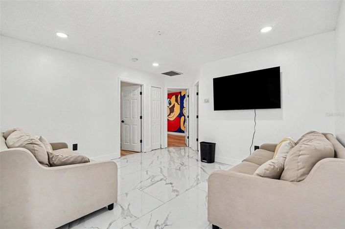 Image No.19-6 Bed House for sale